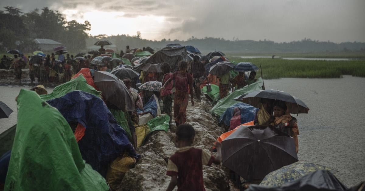 बङ्गालको खाडीमा शक्तिशाली चक्रवात,  हजारौं मानिस सुरक्षित स्थलतर्फ भागे